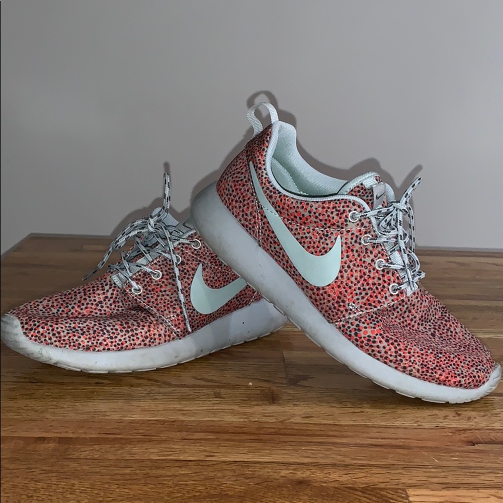 Women’s Roshe Run tennis shoes